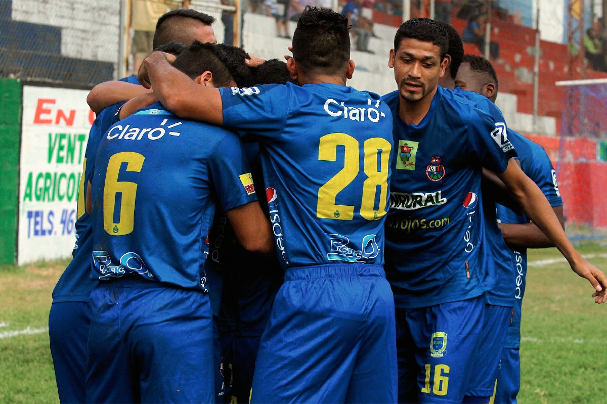 Los jugadores de Municipal celebran el gol anotado por el Cristian Jiménez. (Foto Prensa Libre: Édgar Domínguez)