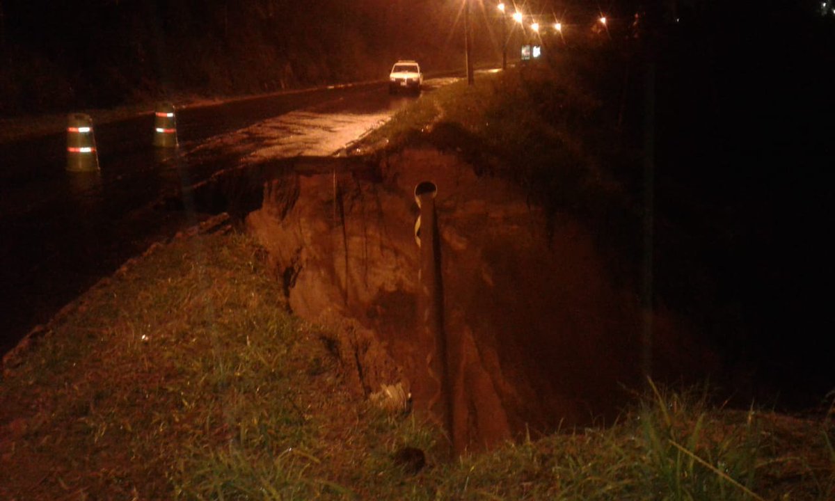 El paso de vehículos hacia San Cristóbal está interrumpido en el km 13.5 de la ruta al Pacífico, debido a un socavamiento causado por la lluvia. (Foto Prensa Libre: Dalia Santos)