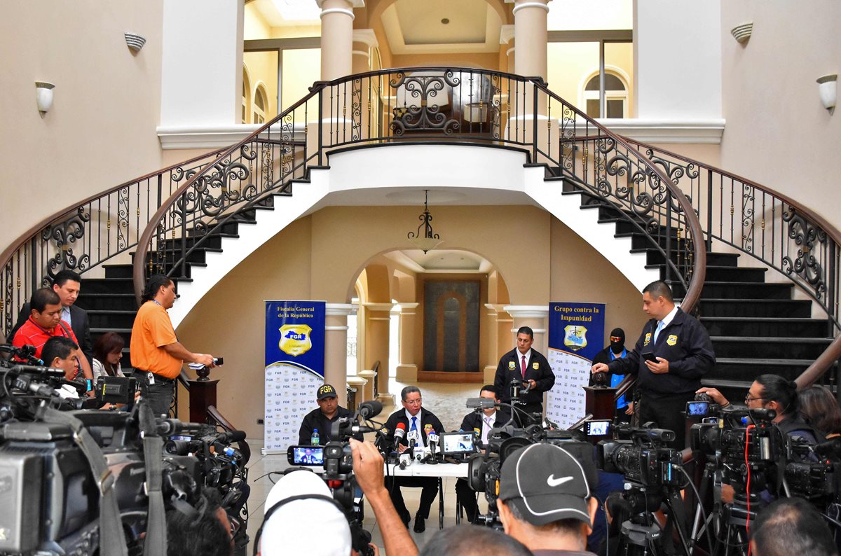 El fiscal general de El Salvador, Douglas Melendez (c) ofrece una conferencia de prensa en una de las propiedades confiscadas Antonio Saca, en San Salvador. (AFP)