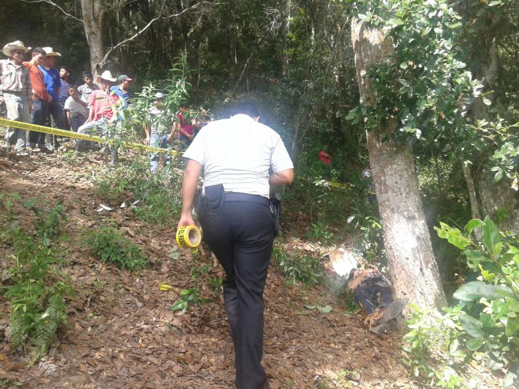 Autoridades policiales recaban información de crimen en la cabecera de Chiquimula. (Foto Prensa Libre: Edwin Paxtor)