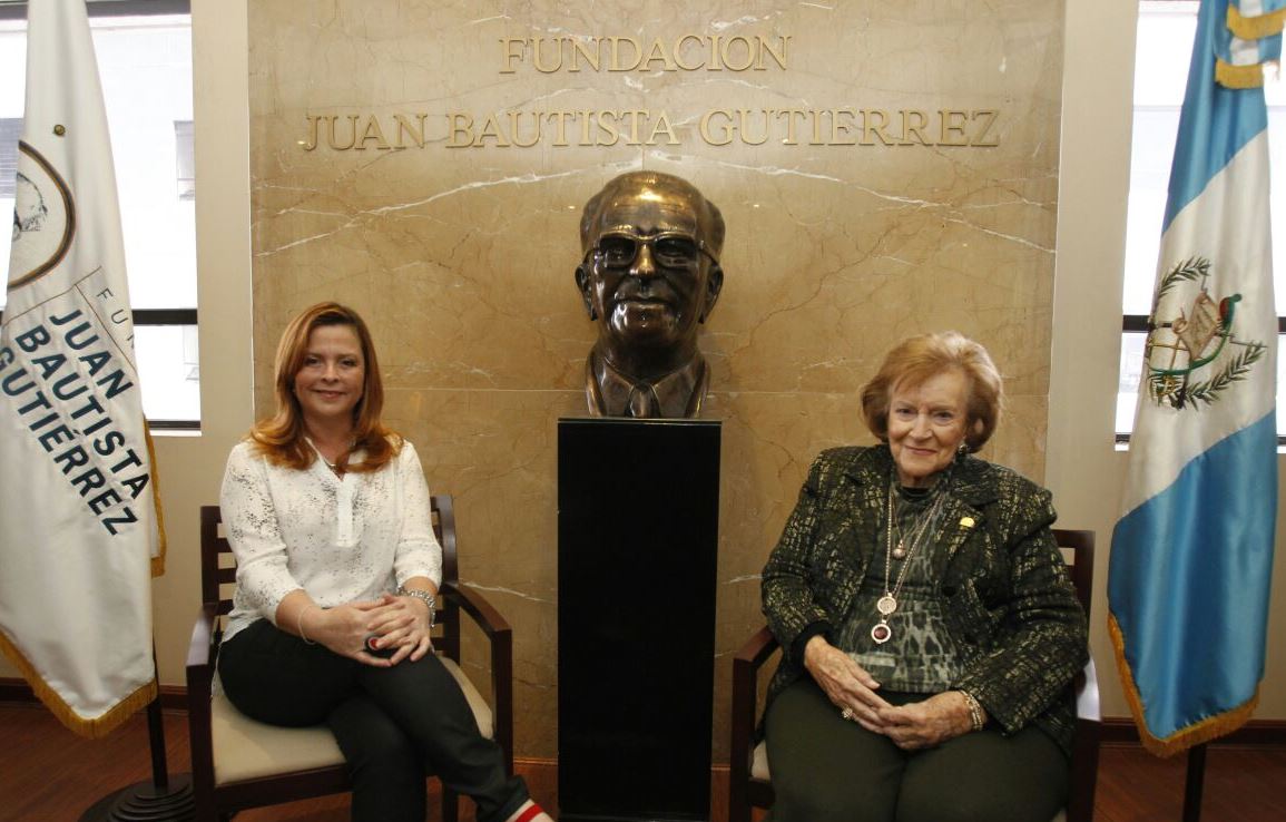 Isabel Gutiérrez de Bosch, presidenta y fundadora del programa de Becas Universitarias de la Fundación Juan Bautista Gutiérrez y Cristina Díaz, directora ejecutiva, informan sobre la convocatoria de las becas para el 2018. (Foto Prensa Libre: Paulo Raquec)