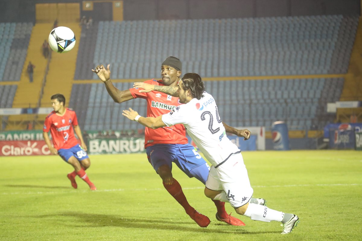 Dennis López, de los rojos, y Kendell Herrarte, durante el clásico. (Foto Prensa Libre: Esbin García).