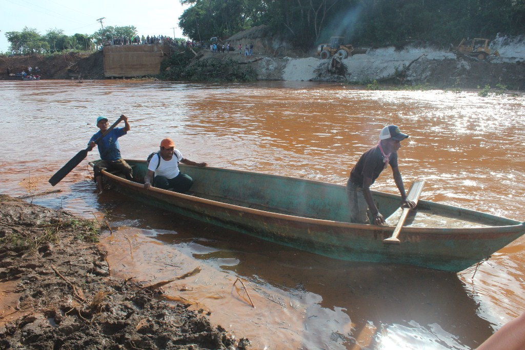 Vecinos atraviesan difícil situación a causa de las lluvias en El Estor, Izabal. (Foto Prensa Libre: Edwin Perdomo)