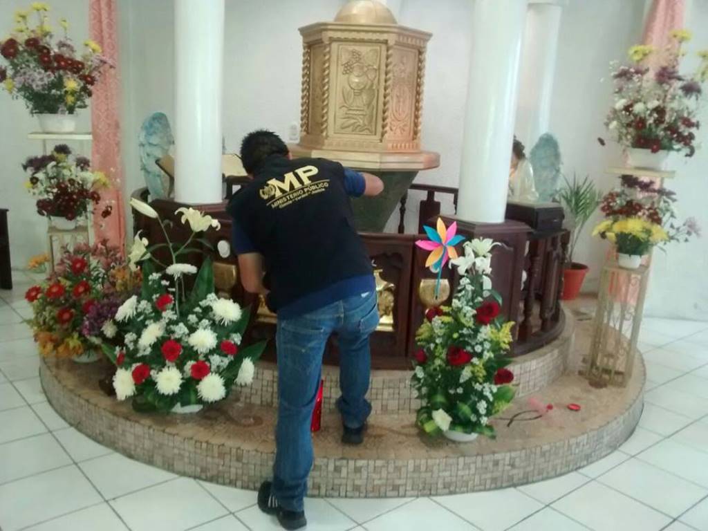 Un investigador del Ministerio Público recaba huellas en la iglesia católica de Aldea San José Cabén, San Pedro Sacatepéquez, San Marcos. (Foto Prensa Libre: Aroldo Marroquín.