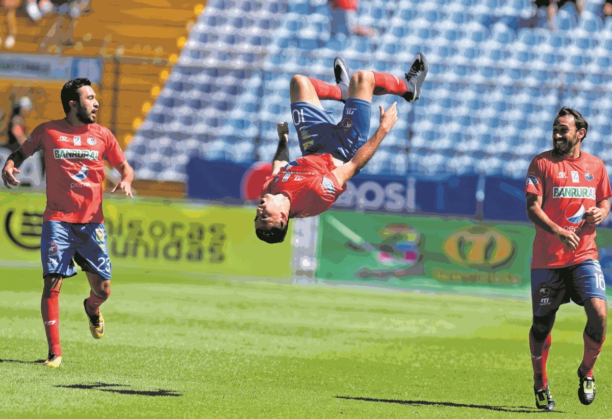 Pappa marcó un golazo de tiro libre en el Clásico 301 y rescató un punto para Municipal. (Foto Prensa Libre: Carlos Vicente)