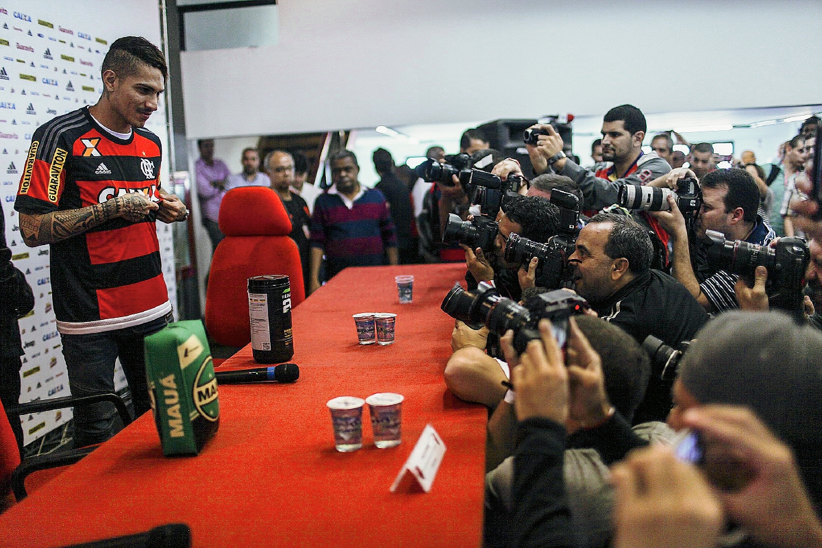 El delantero peruano, Paolo Guerrero, posa con una camiseta del Flamengo durante su presentación oficial con el equipo. (Foto Prensa Libre: EFE)