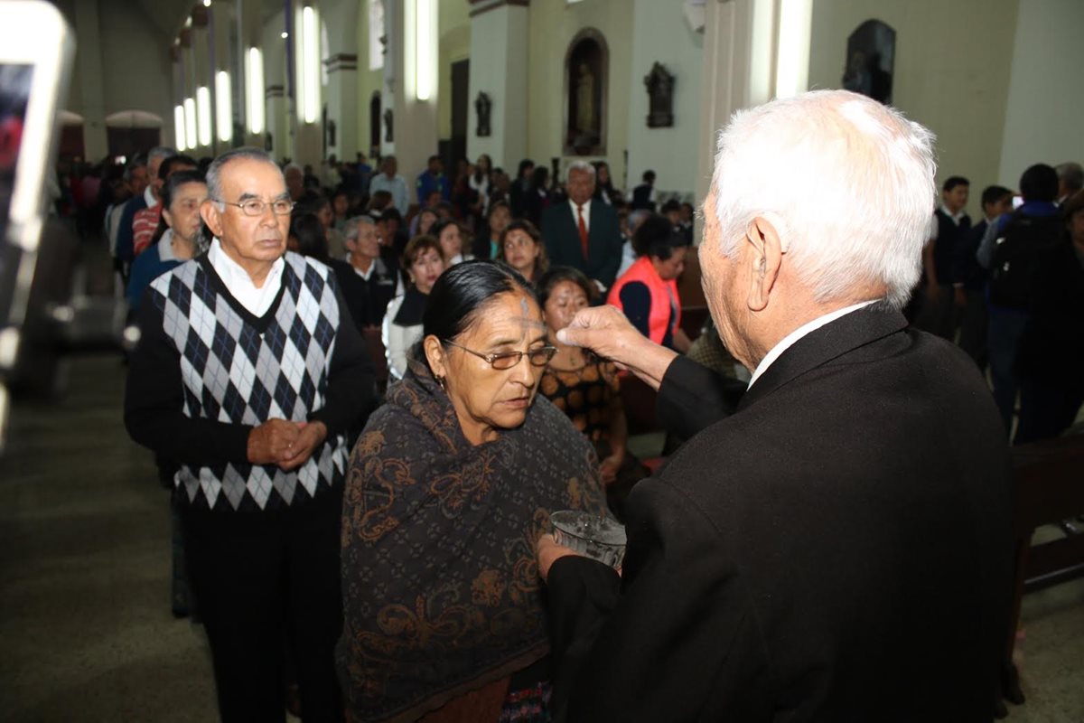 Católicos participan en misa del Miércoles de Ceniza, en Cobán. (Foto Prensa Libre: Eduardo Sam).