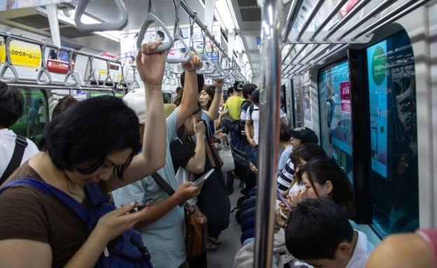 Al entregar sus viejos celulares, los japoneses están aportando a la fabricación de medallas olímpicas para los Juegos de 2020.(GETTY IMAGES)