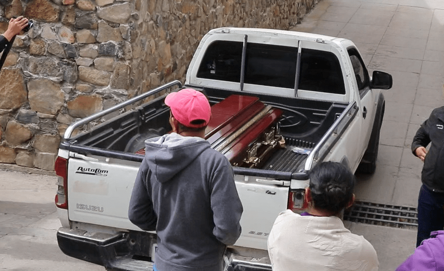 Familiares retiran de la morgue el cadáver de Noelia Pérez Gregorio. (Foto Prensa Libre: Hugo Oliva).