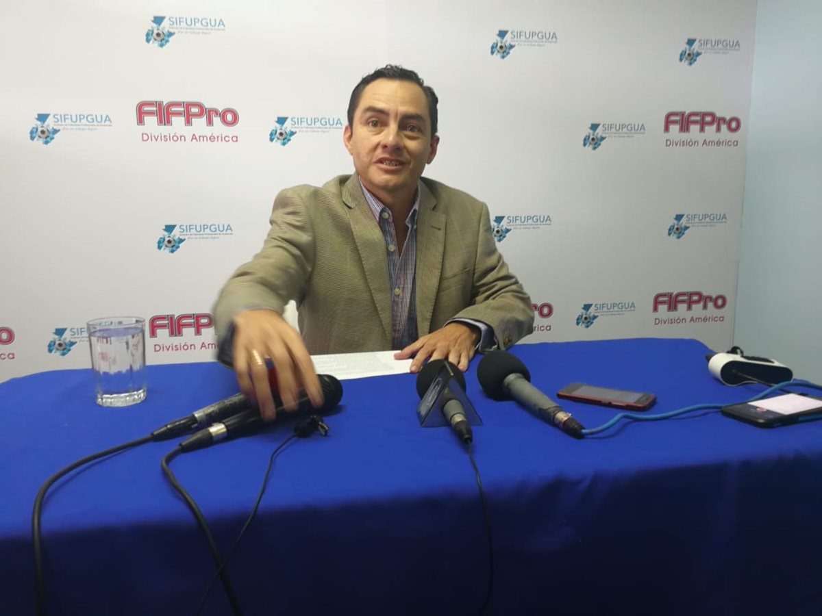 Carlos Figueroa le pide a los equipos y la Federación que encuentren el camino para solucionar la situación del futbol guatemalteco. (Foto Prensa Libre: Jorge Ovalle)