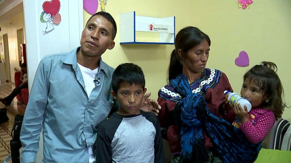 Samuel (al centro) se reunió el miércoles con sus padre y su hermana, luego de pasar nueve meses con una familia que lo acogió en Michigan. (Foto Prensa Libre: abc News)