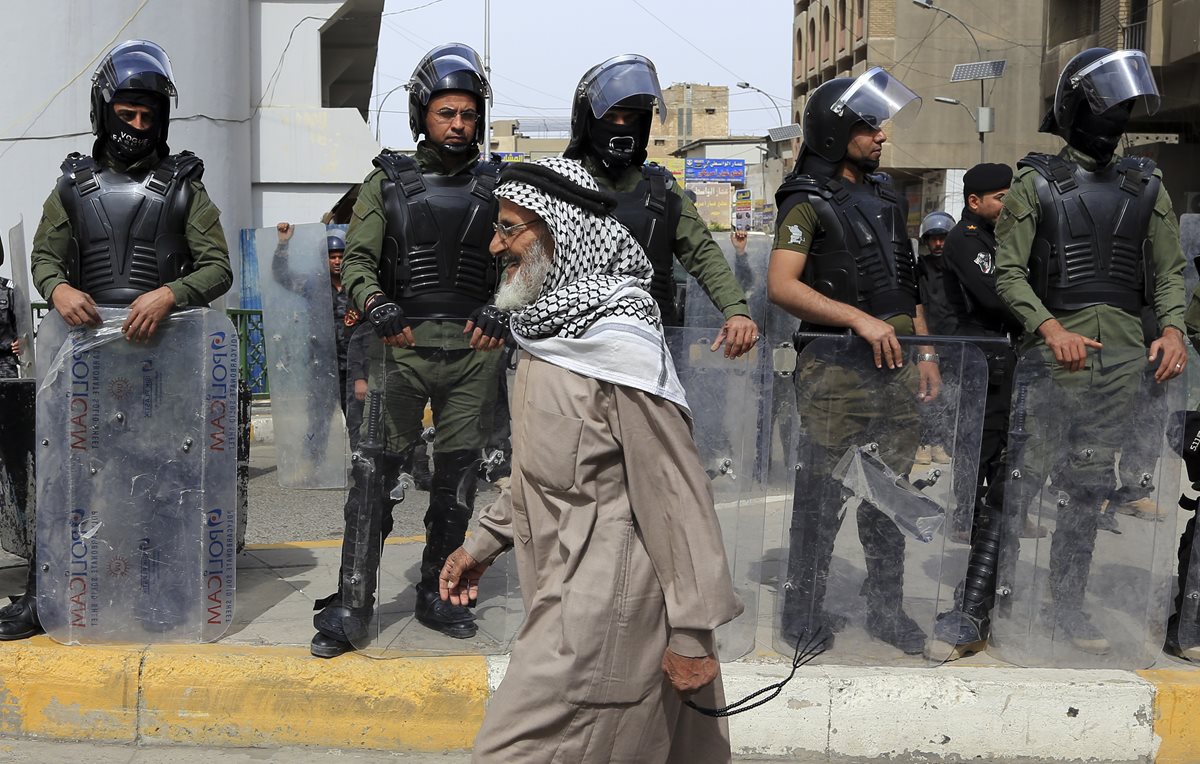 El atentado ocurrió en un estadio al sur de Bagdad, Irak. (Foto Prensa Libre: AP).