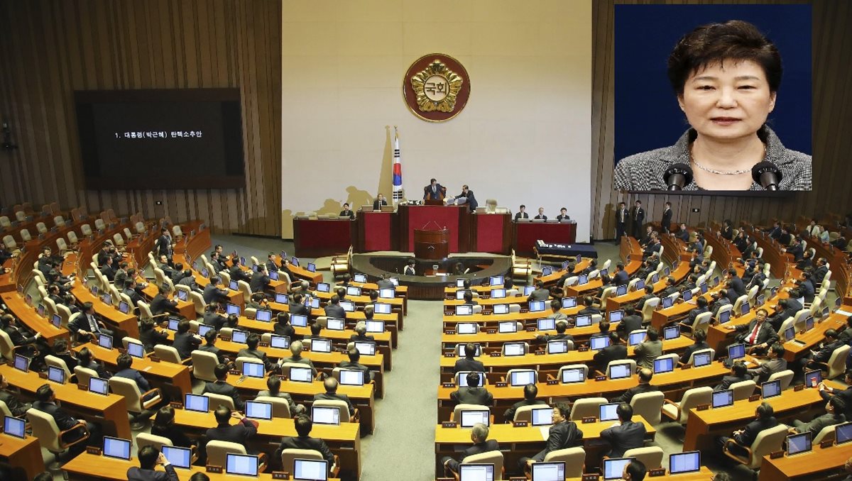 El Parlamento de Corea del Sur aprobó hoy la destitución de la presidenta Park Geun-hye (inserta derecha). (Foto Prensa Libre:EFE).