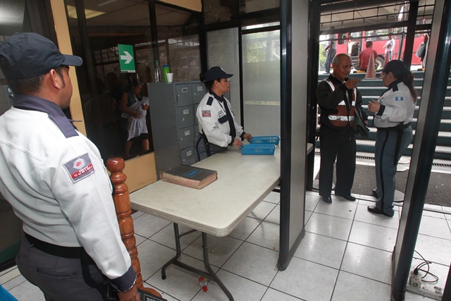 Agentes de seguridad de la empresa Súper Control 24 resguardan las oficinas centrales del Renap, en la calzada Roosevelt, zona 7. (Foto Prensa Libre: Estuardo Paredes)