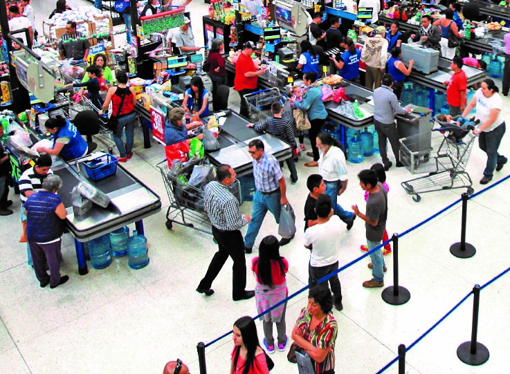 Personas aprovechan a a realizar sus compras navideñas en diversidad de comercios. Se recimienda guardar las facturas o documentos de respaldo de la compra. (Foto, Prensa Libre: Hemeroteca PL)