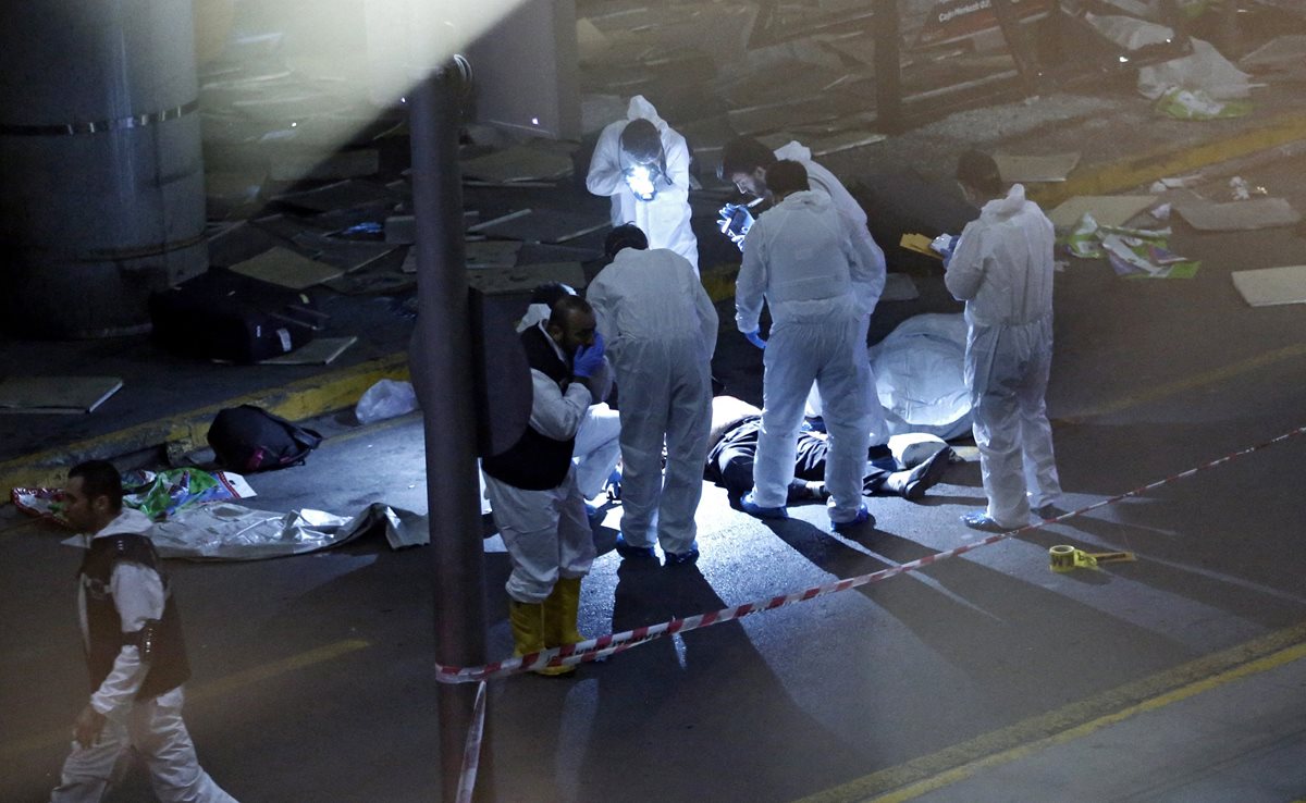 Forenses recaban evidencias en el Aeropuerto de Estambul, Turquía. (Foto Prensa Libre: EFE).