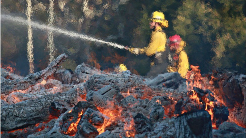 Los bomberos intentan contener los incendios desde el jueves. GETTY IMAGES