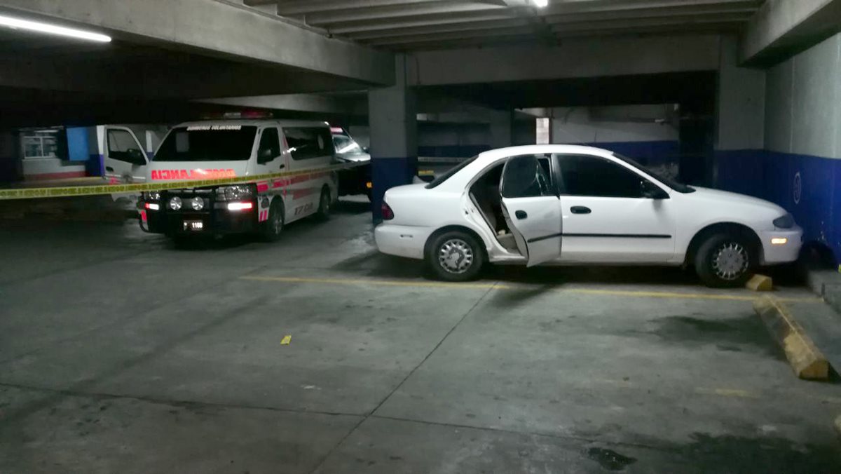 El cadáver de Claudia Eunice Villegas González, asistente de una diputada por Huehuetenango, fue abandonado en un vehículo estacionado en un centro comercial. (Foto Prensa Libre: Mike Castillo)