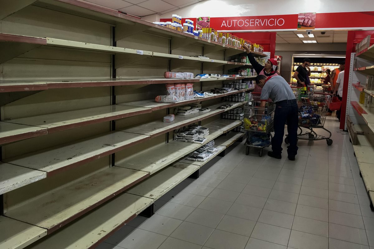 Inspectores ordenan bajar precios en 26 cadenas de supermercados en Venezuela. (Foto Prensa Libre:EFE).