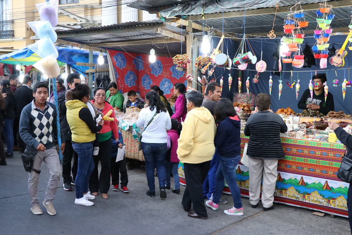 Ventas instaladas frente a la iglesia San Juan de Dios, en la zona 1 de Xela, durante una de las seis ferias cantonales de la época de Cuaresma, en esa ciudad. (Foto Prensa Libre: María José Longo)