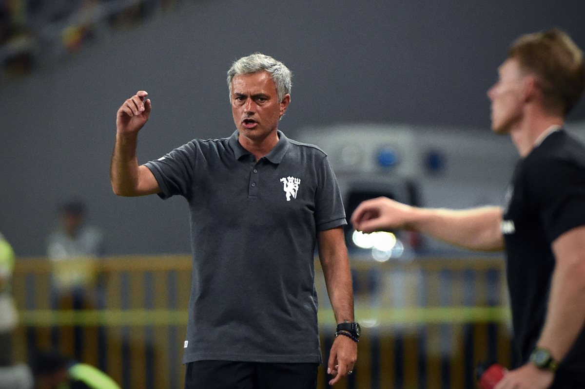 José Mourinho, dirige su primer partido con el Manchester United. (Foto Prensa Libre: AFP)