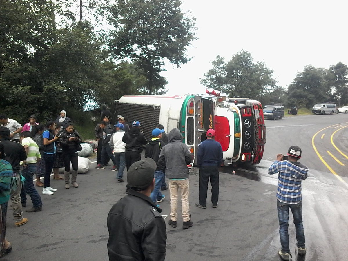 Vuelca bus en Km 153 de la ruta Interamericana (Foto Prensa Libre: Bomberos Municipales Departamentales)