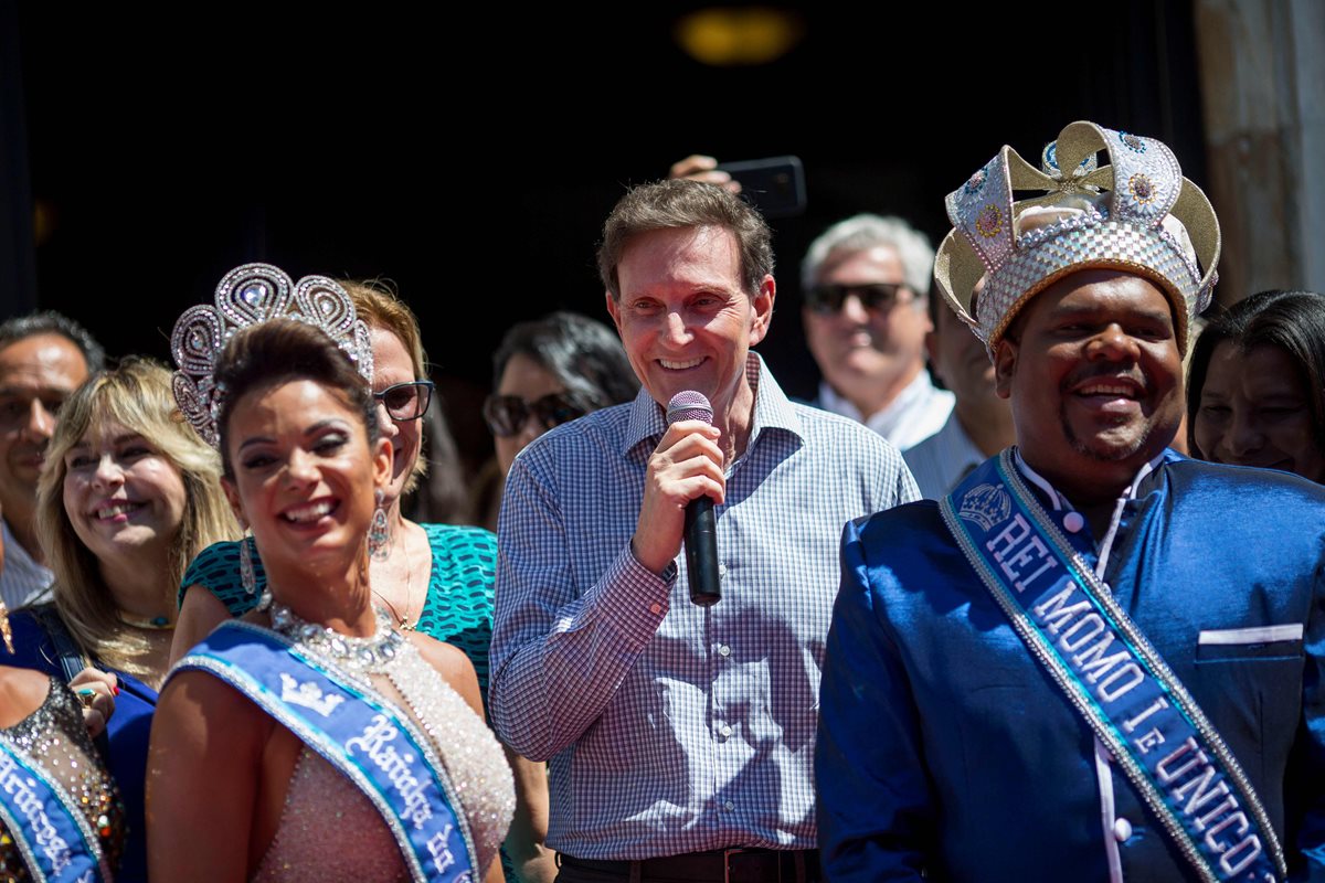 Incluso del alcalde evangélico Marcelo Crivella (centro) le dio la "bendición" al Carnaval. (Foto Prensa Libre: AFP)