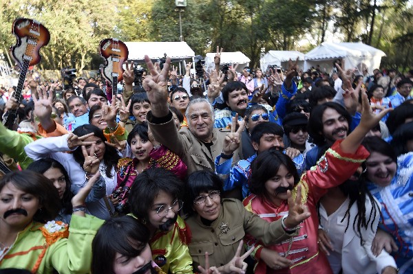 Fanáticos mexicanos participan en la jornada de disfraces de Los Beatles. (Foto Prensa Libre: AFP)