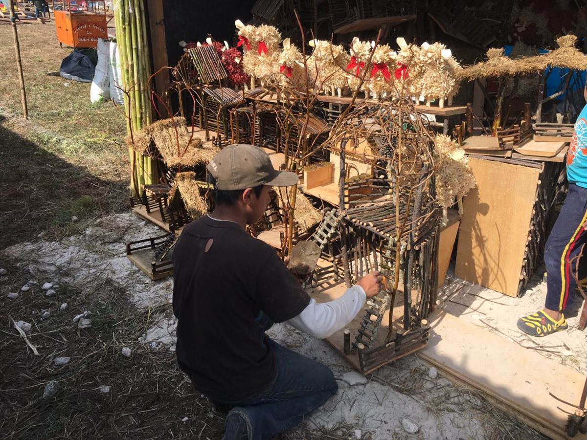 Preparan decoraciones navideñas que se ofrecerán en los campos del Roosevelt desde este sábado. (Foto Prensa Libre: Alberto Cardona)