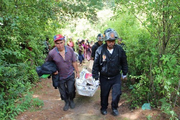 Socorristas y vecinos trasladan los restos de la menor que fueron  encontrados en el paraje Chuipachec,  Totonicapán. (Foto Prensa Libre: Édgar Domínguez)