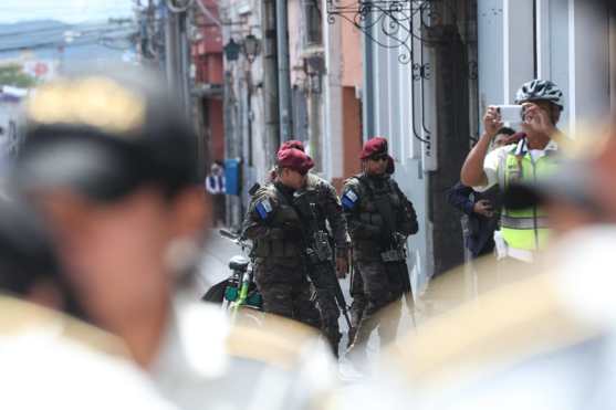 Manifestantes llegan al Centro Histórico donde agentes de la PNC y efectivos del Ejército resguardan el Congreso.