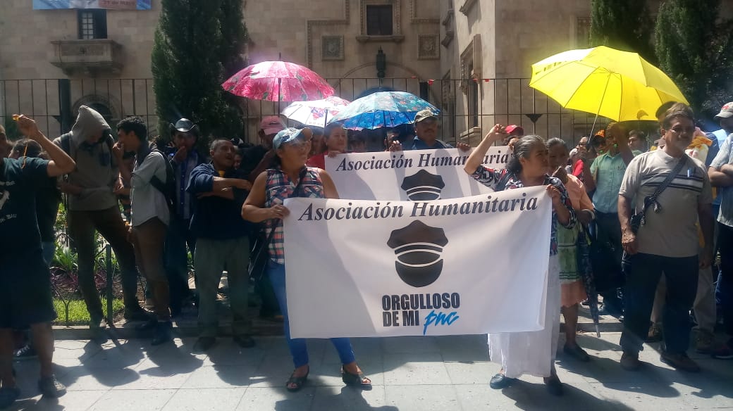 Un grupo de familiares de agentes de la PNC exigen que se cumpla la promesa de trasladar el bono de Q1 mil 800 al salario base que es de Q2 mil 600. (Foto Prensa Libre: Cortesía)