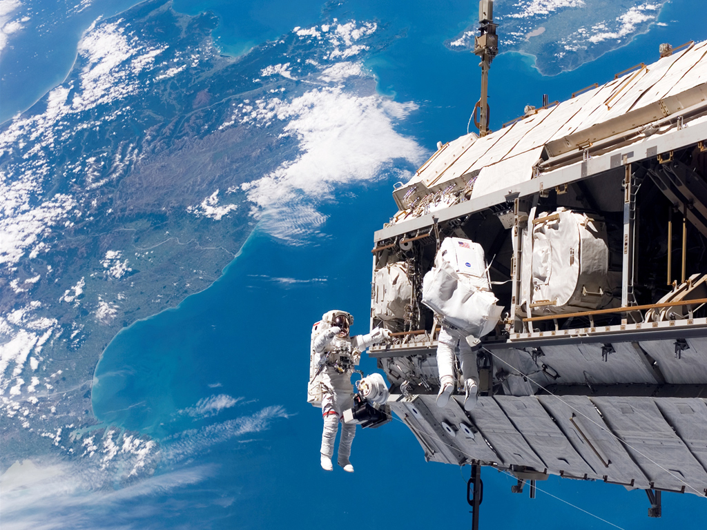 Dos astronautas completan con éxito una caminata espacial. (Foto Prensa Libre: AFP).