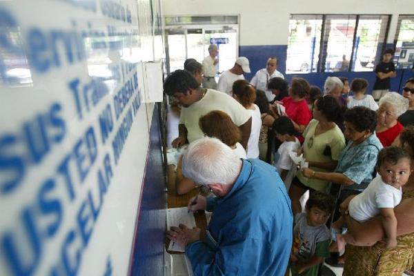 personas tramitan  pasaporte.