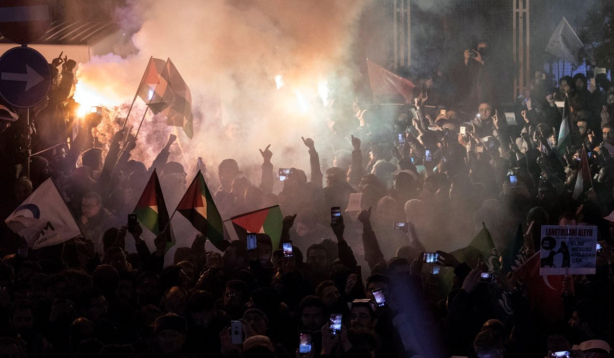 En Turquía quemaron banderas de EE. UU. e Israel en protesta contra la decisión de Trump. (Foto Prensa Libre: EFE)