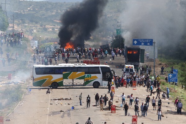 Los maestros mexicanos se enfrentaron con las fuerzas de seguridad en el estado méxicano de Oaxaca.(Foto Prensa Libre:EFE).