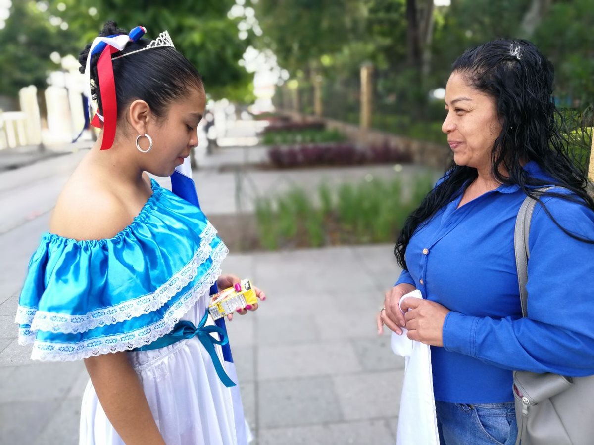 Emily Ceballos venía preparada para participar en el desfile. (Foto Prensa Libre: Estuardo Paredes)