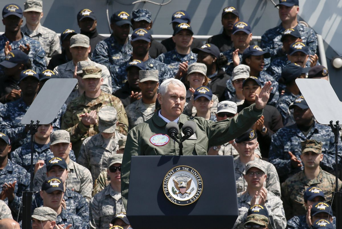 Mike Pence, vicepresidente de EEUU, dice que Corea del Norte recibirá una respuesta aplastante. (Foto Prensa Libre: AFP)