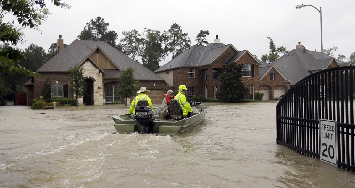 Botes de rescate voluntarios buscan a personas en Texas.