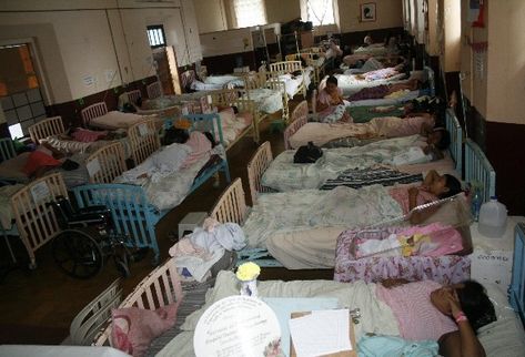 Superpoblación se puede observar en la Sala  de Maternidad del hospital público de Mazatenango. Las autoridades de ese nosocomio han solicitado la ampliación de esa unidad, pero no ha habido respuesta. (Foto Prensa Libre: Archivo)