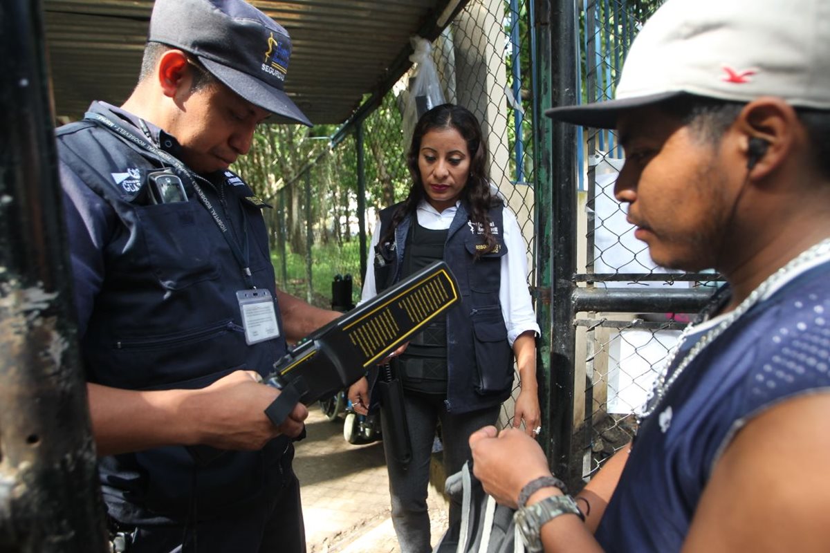 Dotan de nuevos equipos a agentes de seguridad del Hospital Roosevelt. (Foto Prensa Libre: Érick Ávila)