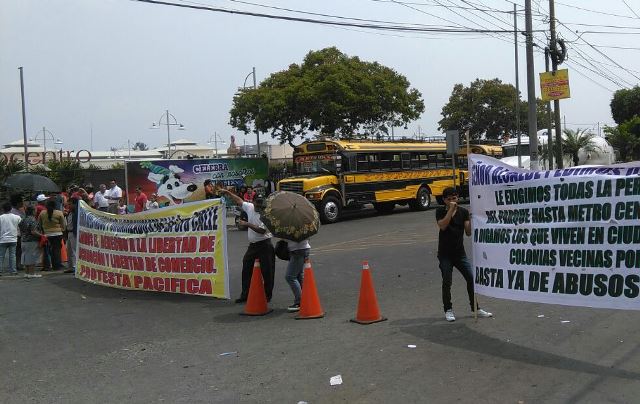 Los inconformes bloquearon el paso en la 3a. calle de la zona 1 de Villa Nueva. (Foto Prensa Libre: Erick Ávila)