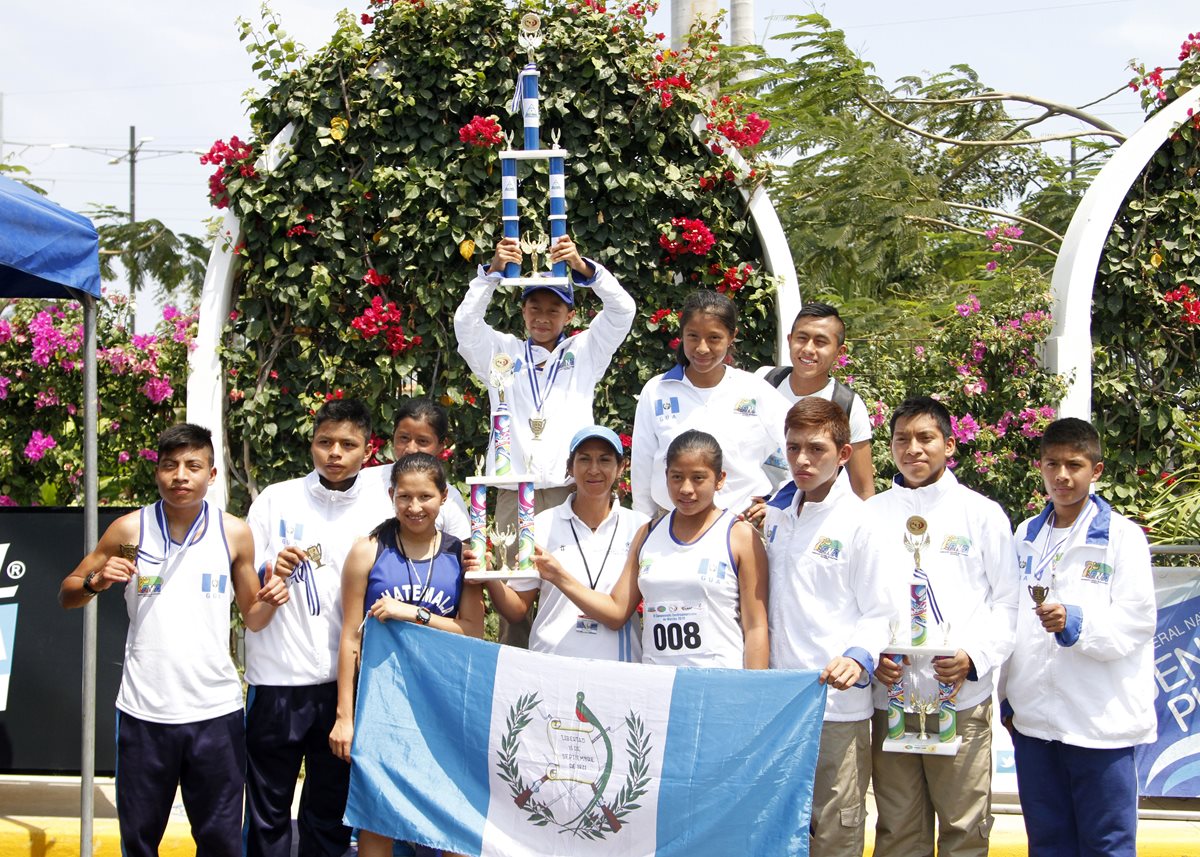 La alegría de la delegación nacional al conquistar el primer puesto del medallero general.(Foto Prensa Libre: Cortesía FedeAtletismo)