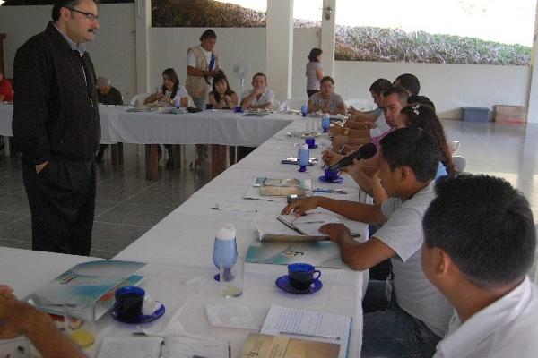 Luis Ernesto Rodríguez  charla  con los participantes del conversatorio.