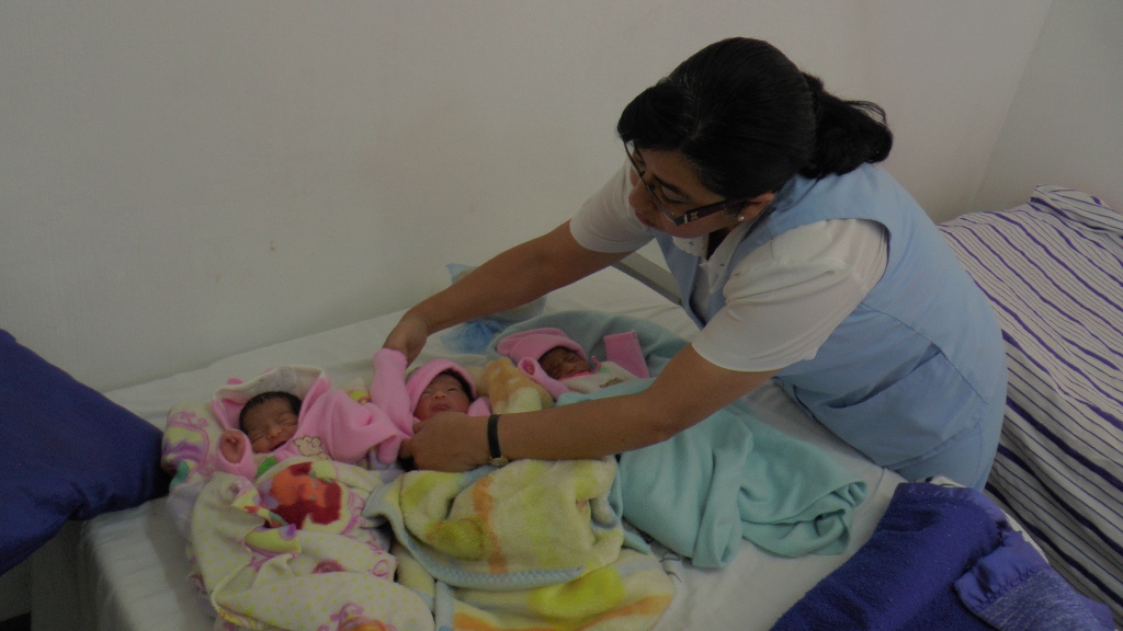 Enfermera atiende a trillizas que nacieron en el Hospital Nacional de Sololá. (Foto Prensa Libre: Ángel Julajuj)