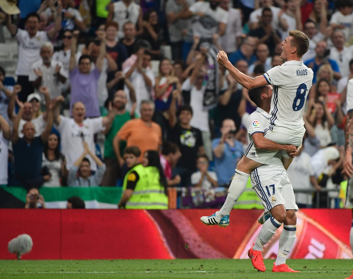 Kroos celebró con todo su anotación que le dio los tres puntos al Real Madrid. (Foto Prensa Libre: AFP)