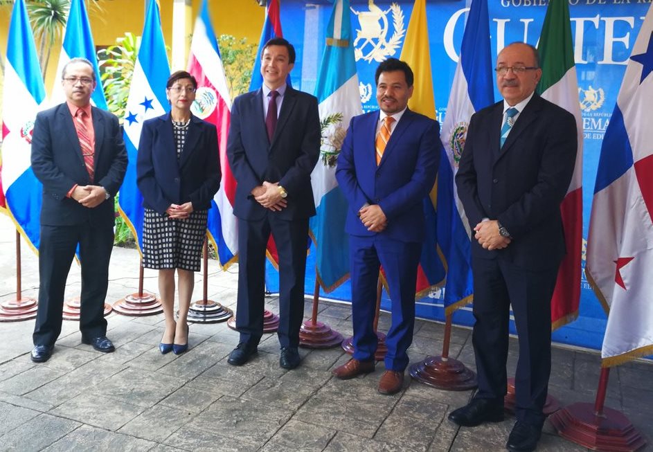 William Patzan (Guatemala), María Castillo (México), José Moreno (Guatemala), Agustín Pérez (México) y Carlos Staff, Secretario de Educación y Cultura del Sistema de Integración de Centroamérica. (Foto Prensa Libre: Ana Lucía Ola)