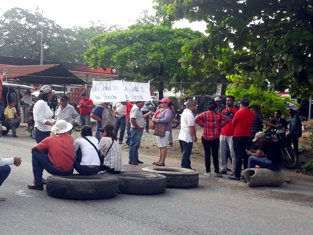 Unos 500 salubristas impidieron el paso de vehículos en el km 245 de la ruta al Atlántico, en La Ruidosa, Morales, Izabal. (Foto Prensa Libre: Dony Stewart)