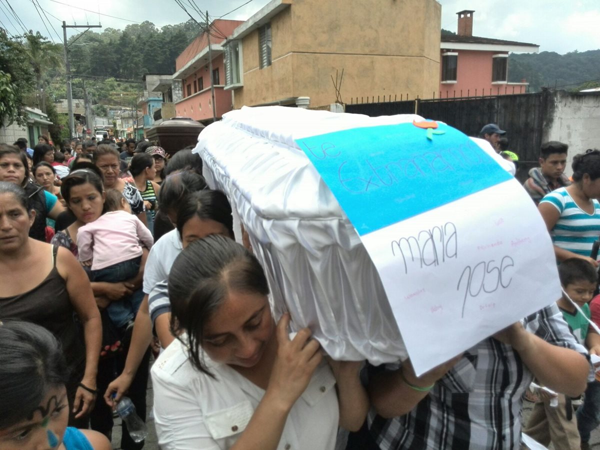 María José Estrada Castro, de 10, años, celebraba el Día del Niño junto a otros familiares cuando ocurrió el desastre. (Foto Prensa Libre: Estuardo Paredes).