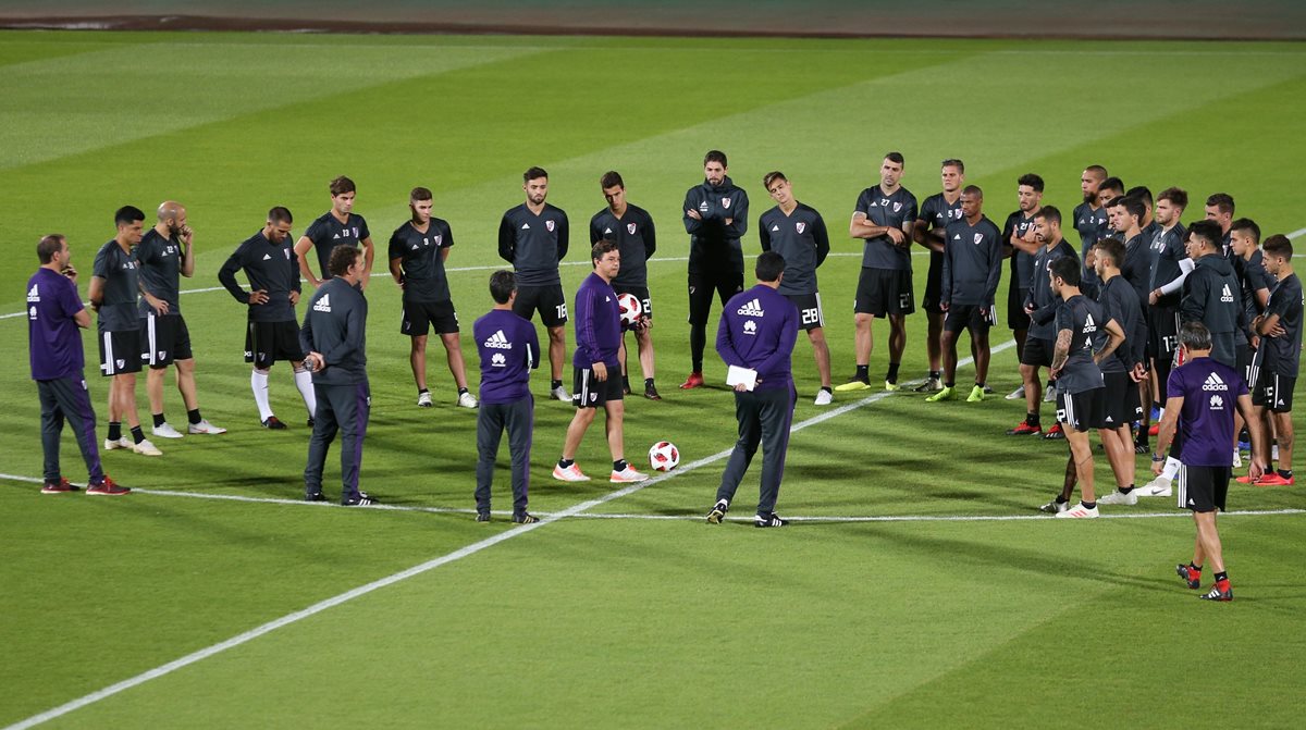 Los jugadores de River Plate participan en una sesión de entrenamiento en Emiratos Árabes Unidos, donde se enfrentará contra el Al Ain. (Foto Prensa Libre: EFE).